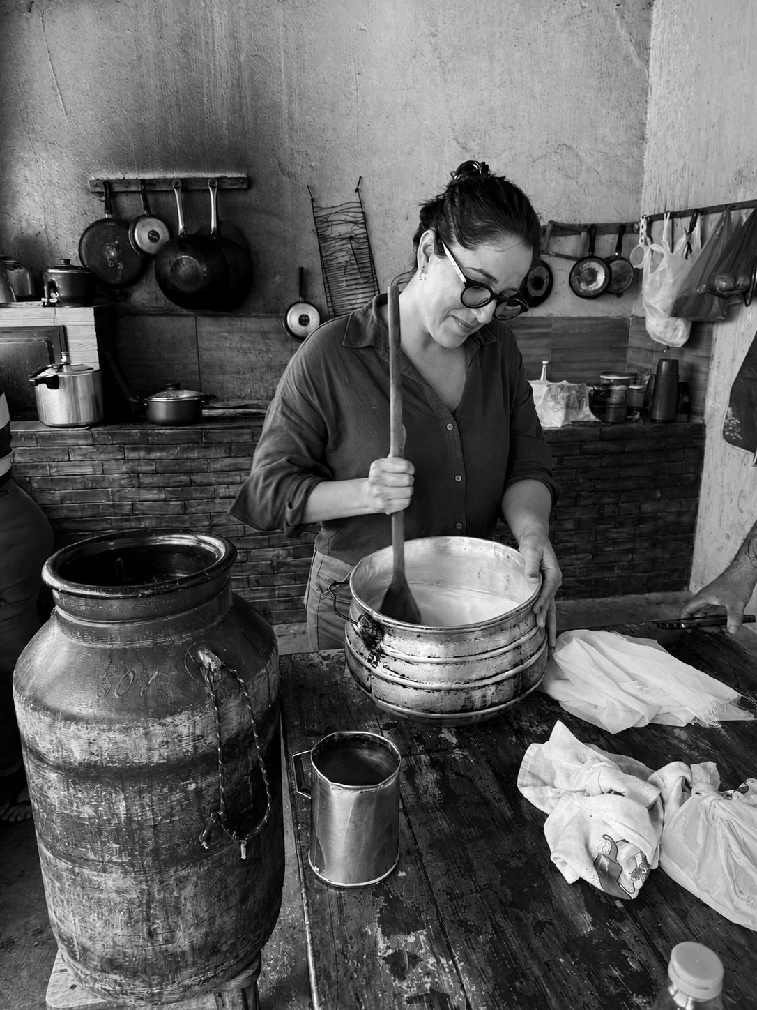 Lara Moura preparando doce de leite artesanal no Sítio São Francisco, em Prata, PB