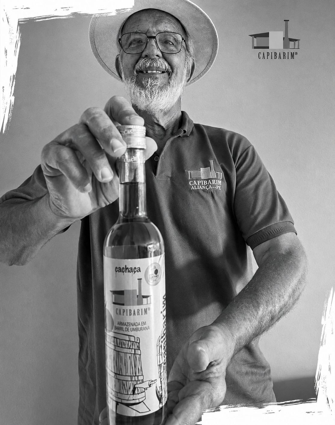 Sr. Jairo, da Família Capibarim, com garrafa de cachaça artesanal produzida em Aliança, PE