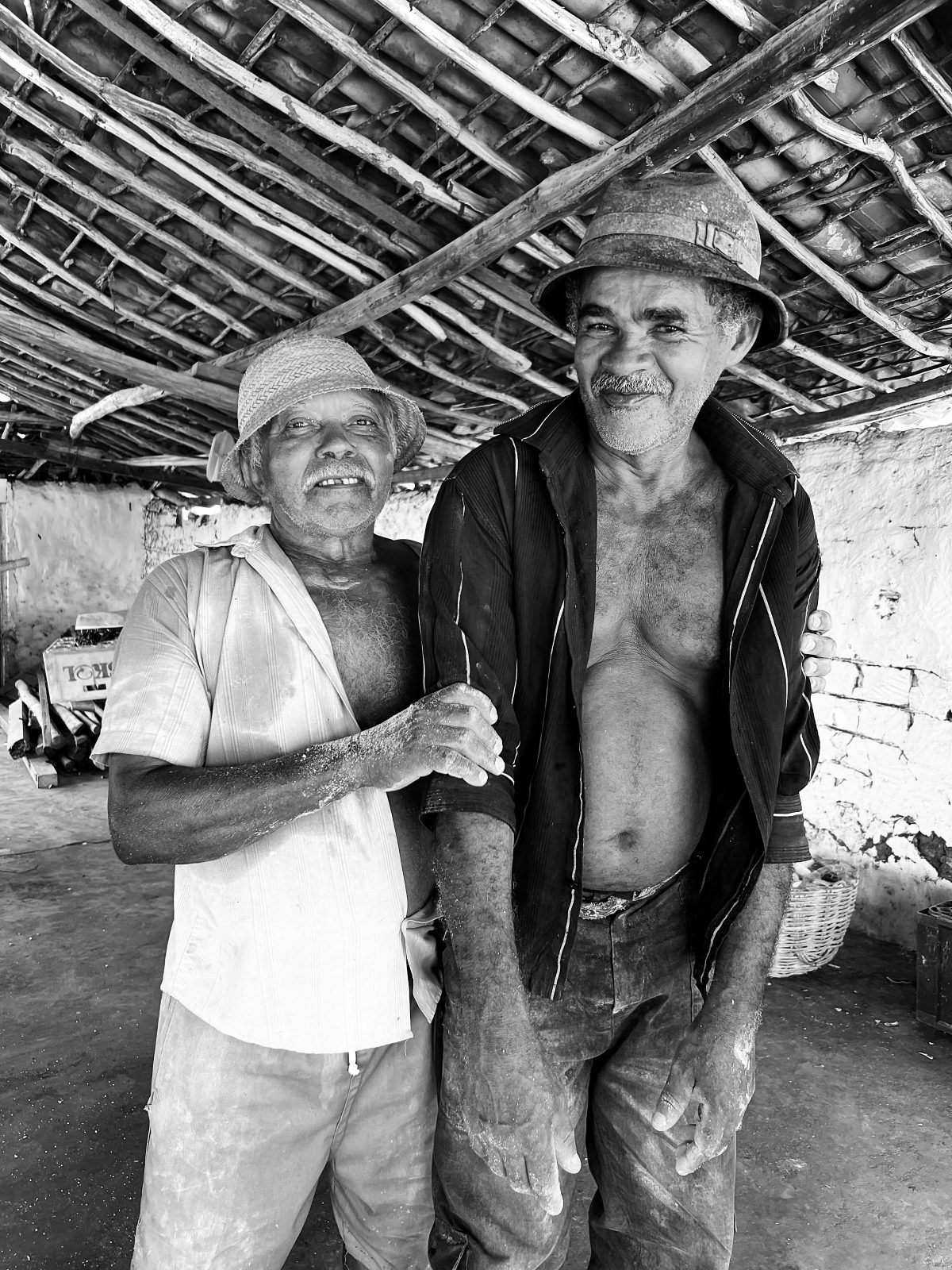 Sr. Baixinha na casa de farinha tradicional, produtor de farinha de mandioca em Glória do Goitá, PE