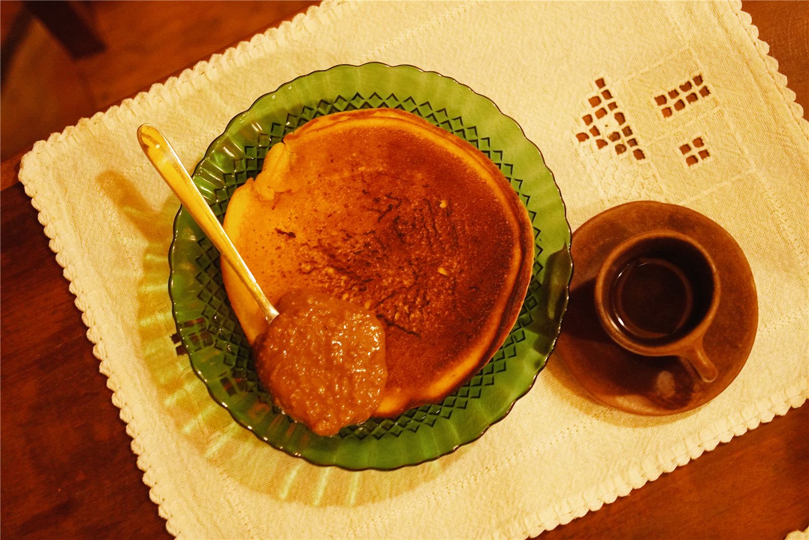 Doce da casa com café coado servido em mesa do Gracinha, vista de cima