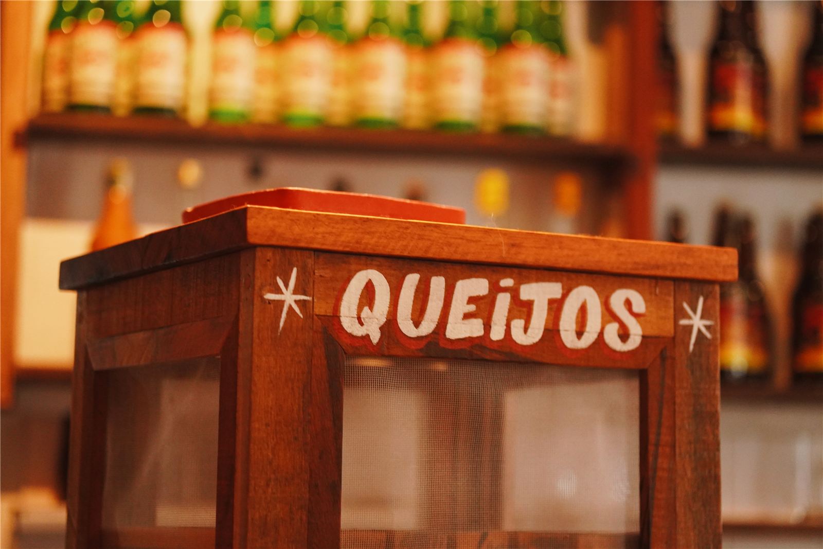 Vitrine de queijos do balcão do Gracinha, em Olinda